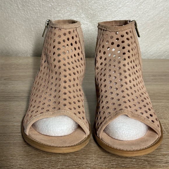 Musse and Cloud Women 40 US 9 Perforated Creamy Suede Gladiator Sandals - Picture 2 of 11
